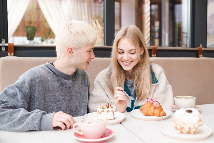 Сколько стоит внимание 15-летней девочки? В соцсетях спорят о том, должны ли мальчики-подростки платить на свиданиях | Источник: Shutterstock/Fotodom.ru