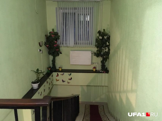 Чтобы попасть в царство тепла, нужно снять обувь и спуститься в подвал