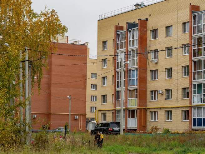 В деревне ведётся активное строительство многоэтажных жилых домов | Источник: Кирилл Поверинов / 76.RU