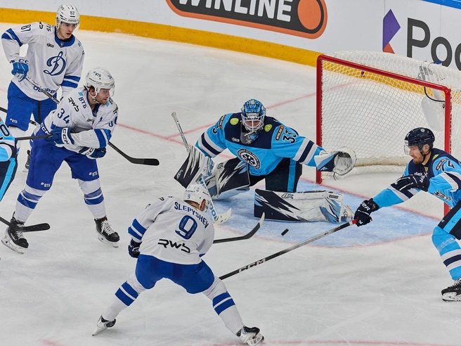 Хоккеисты «Сибири» обороняли свои ворота от атак «Динамо». | Источник: Александр Ощепков / NGS.RU