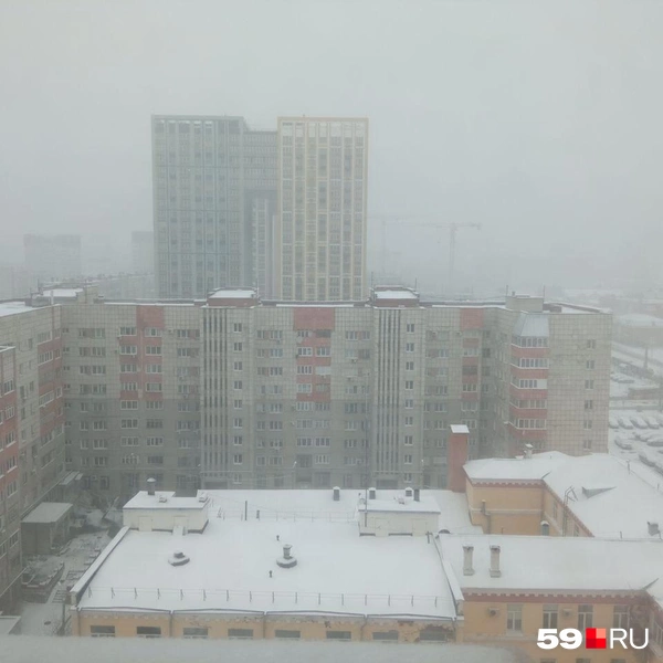 Снегопад заметно снизил дальность обзора&nbsp;— такая картина около Центрального рынка | Источник: Вероника Свизева / 59.RU