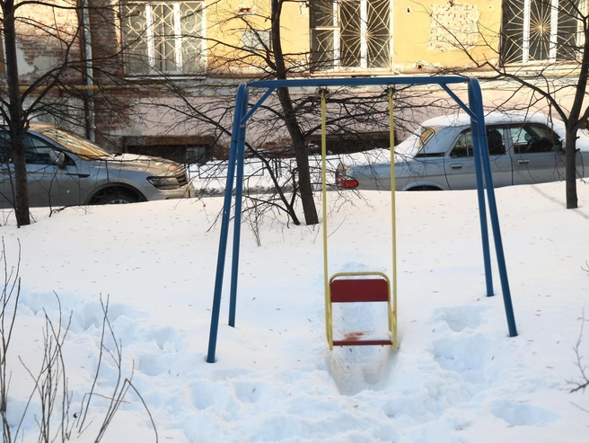 Судя по следам, детская горка активно используется. | Источник: Владислав Лоншаков / E1.RU