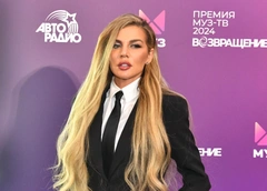 «Были сложные дни. Я три раза чуть не упала в обморок на концерте»: Седокова делится фото пораженного крапивницей тела