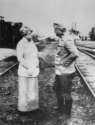 Блай беседует с военным офицером в Польше | Источник: Public domain, via Wikimedia Commons