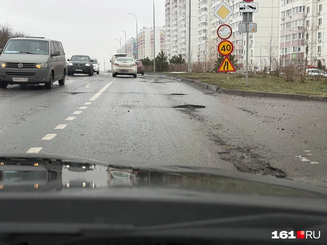 Каждое утро и вчеер по этой дороге суворовцы выезжают из микрорайона и возвращаются обратно | Источник: Читатель 161.RU