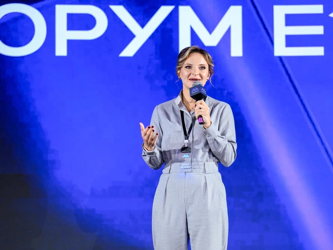 Главный редактор E1.RU сегодня выступила в качестве модератора форума — Марина Малкова работала на площадке целый день | Источник: Максим Комаров / Городские порталы