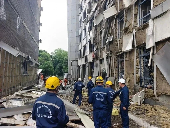 В ночь на 11 июня ВСУ атаковали жилую многоэтажку в Краснодаре. В доме ввели локальный режим ЧС | Источник: Оперштаб Краснодарского края / max.ru