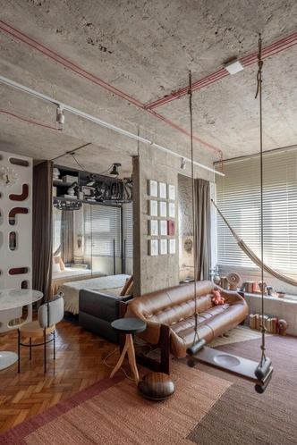 Стул с мягкой спинкой Iaiа chair, Ateliе Gustavo Bittencourt. Качели Avoa, Studio Pedro Leal. Кожаный диван Mp-97, Percival Lafer | Источник: Андре Назарет