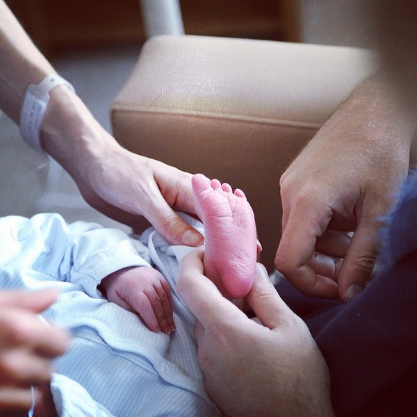 Наталья Водянова показывает ножку новорожденного сынишки
