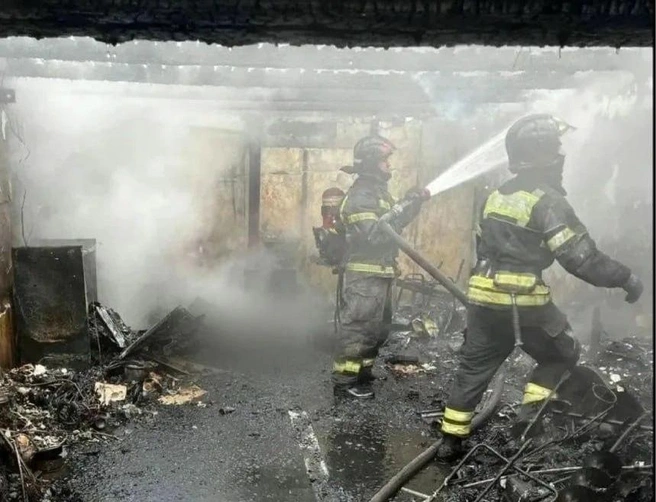 Пожар в гараже тушили подразделения 93-й и 96-й пожарно-спасательных частей | Источник: Главное управление МЧС России по Ленинградской области