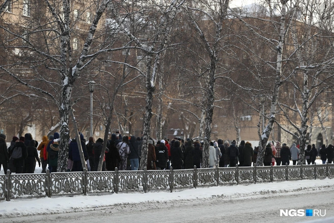 Толпа протестующих двинулась в сторону площади Ленина | Источник: Александр Ощепков