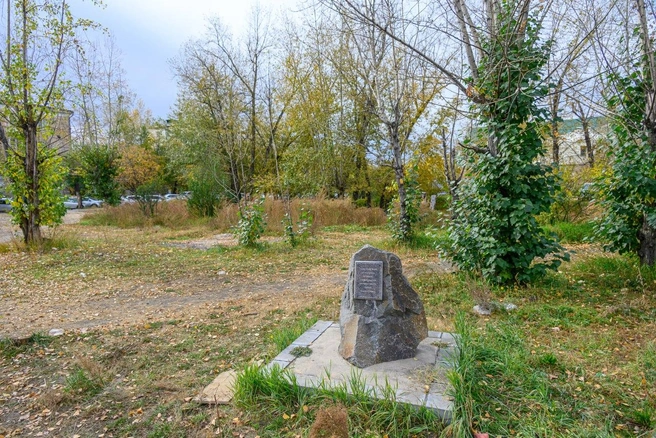 Камень закладывали при губернаторе Читинской области Равиле Гениатулине, но денег на музыкальный театр за 20 лет власти так и не нашли | Источник: Олег Федоров / CHITA.RU