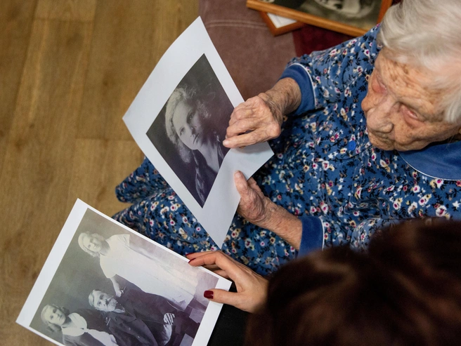 Клавдия Гадючкина проживает вместе с внучкой Ольгой | Источник: Кирилл Поверинов / 76.RU
