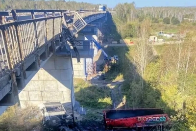 Фура рухнула с моста в Залесовском районе