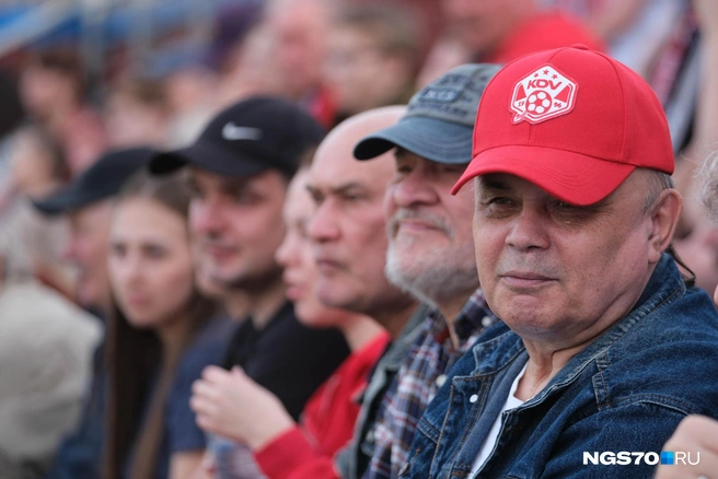 Болельщики приходили в фирменных кепках, шарфах и с флажками | Источник: Василиса Орлова / NGS70.RU