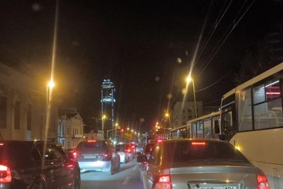 Огромная пробка у Храма на крови в Екатеринбурге