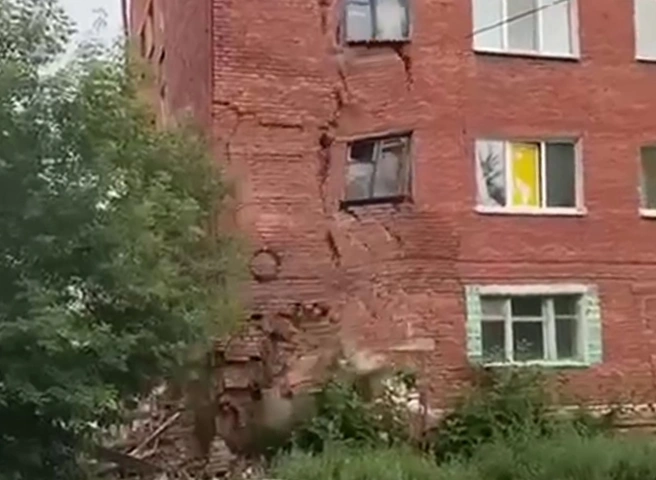 Момент обрушения стены пятиэтажки в Омске попал на видео | ya62.ru