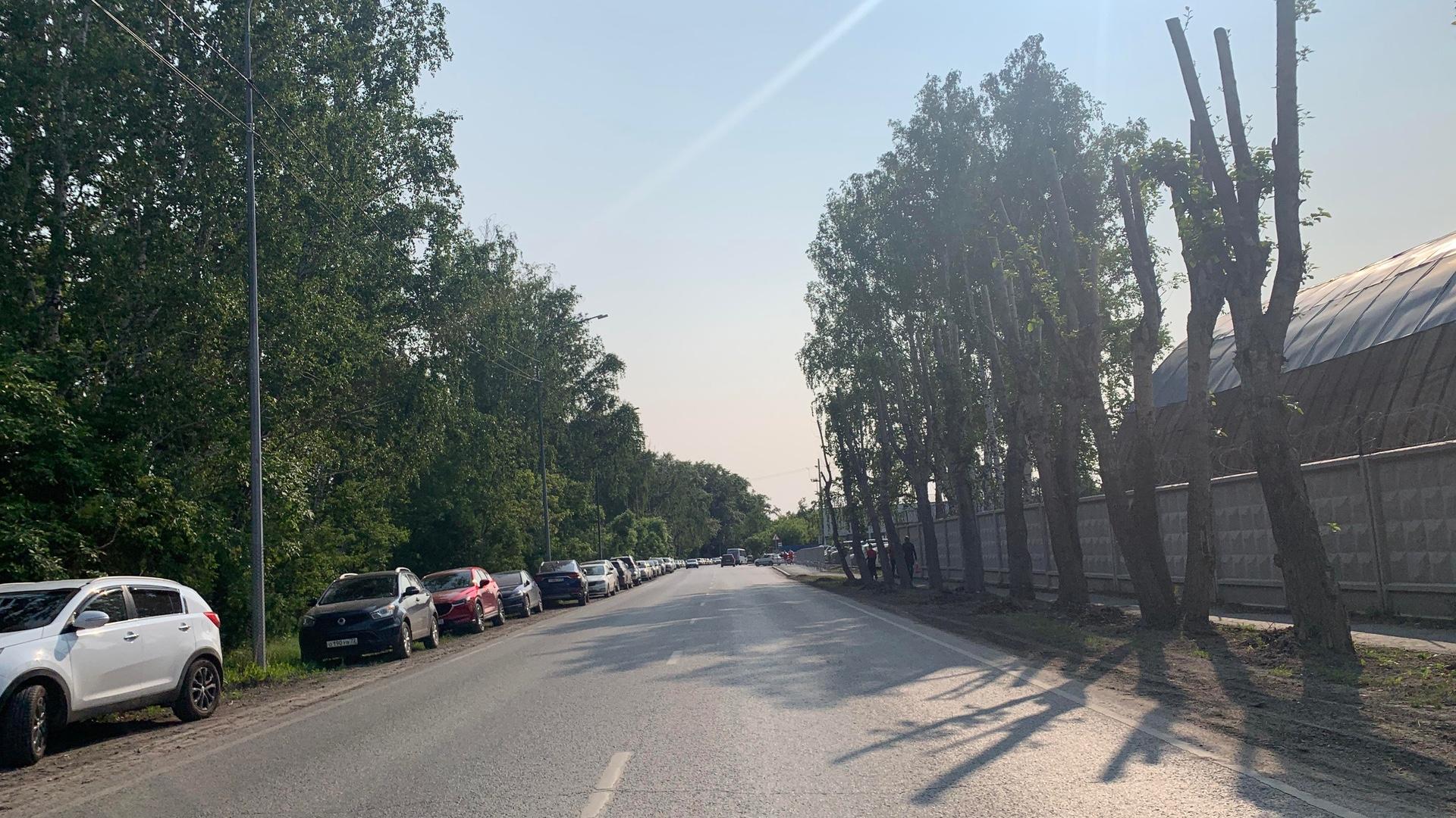 Силовики дежурят возле тюменского аэродрома, а на обочинах — сотни машин. Что происходит?