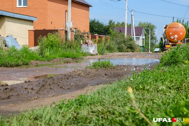 Можно даже сказать, что в Булгаково появились свои грязевые озёра
