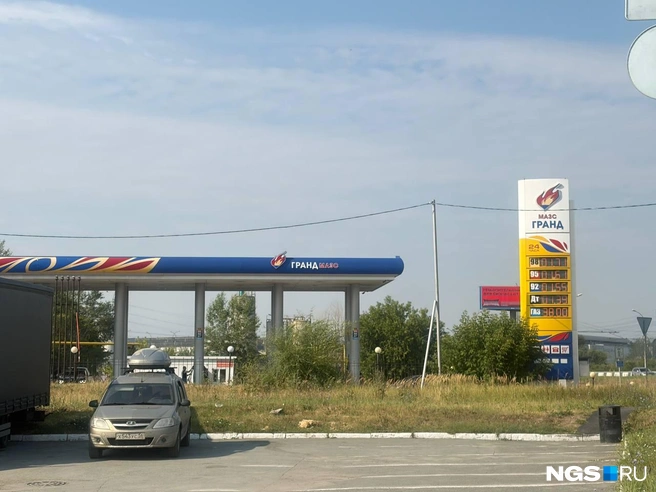 На этой АЗС тихо и спокойно, но бензин стоит дорого | Источник: Настасья Медведева / NGS.RU