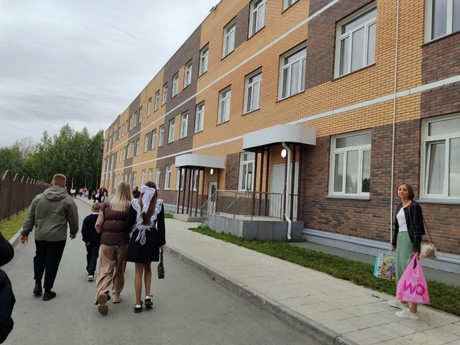 В образовательном центре «Восход» тоже людно: несмотря на прохладную погоду, дети надели парадную форму | Источник: Мария Тищенко / NGS.RU