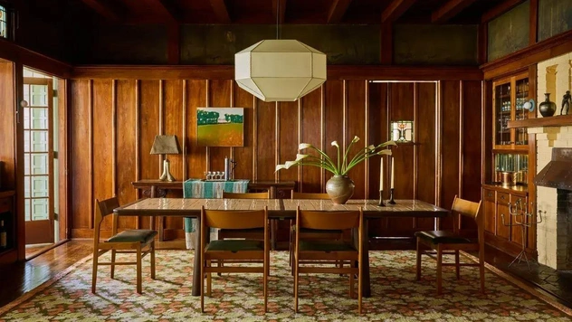 Темное дерево и современное искусство: дом в Новом Орлеане с характером