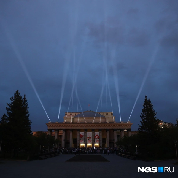 В центре Новосибирска засверкали «Лучи Победы» | Источник: Александр Ощепков/NGS.RU