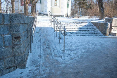 УК Владивостока штрафуют за обледеневшие дворы