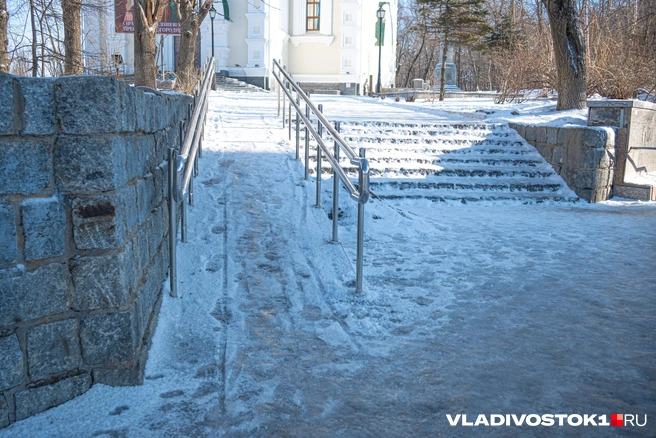 Город погрузился в хаос из-за льда на тротуарах и дорогах | Источник: Елена Буйвол / VLADIVOSTOK1.RU