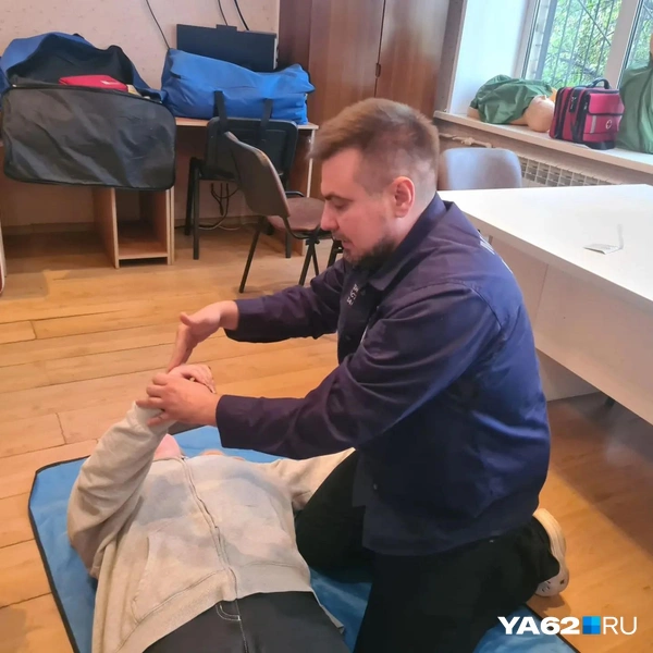 Здесь Александр Кошкин показывает, как легко и правильно перевернуть человека на бок | Источник: Светлана Коновалова / YA62.RU
