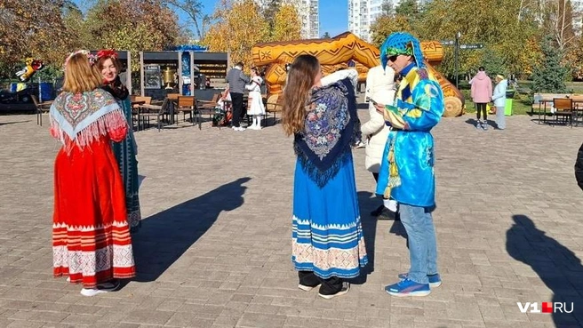Гости приходили в самых разных одеждах | Источник: Тимофей Крылов / V1.RU