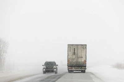 На дорогах Югры ввели ограничения из-за снегопада