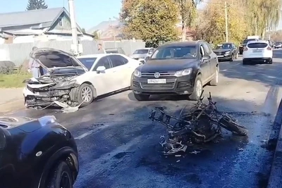 В Казани после ДТП сгорел мотоцикл, байкерша в больнице