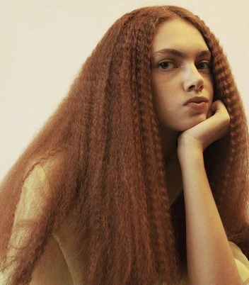 Укладка гофре сохраняется даже под шапкой | Источник: ru.pinterest.com