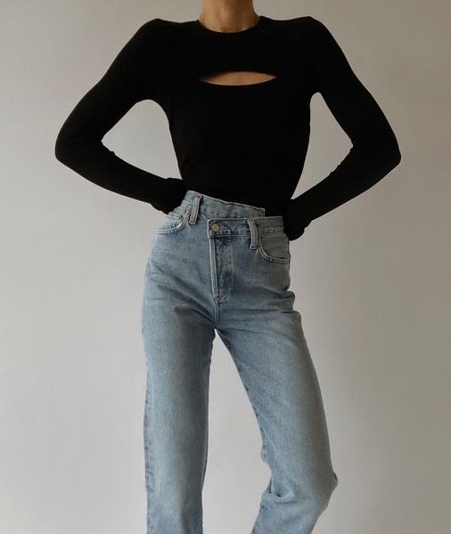 Ставим лайк: модные джинсы с кривой застежкой как у популярных инфлюенсеров