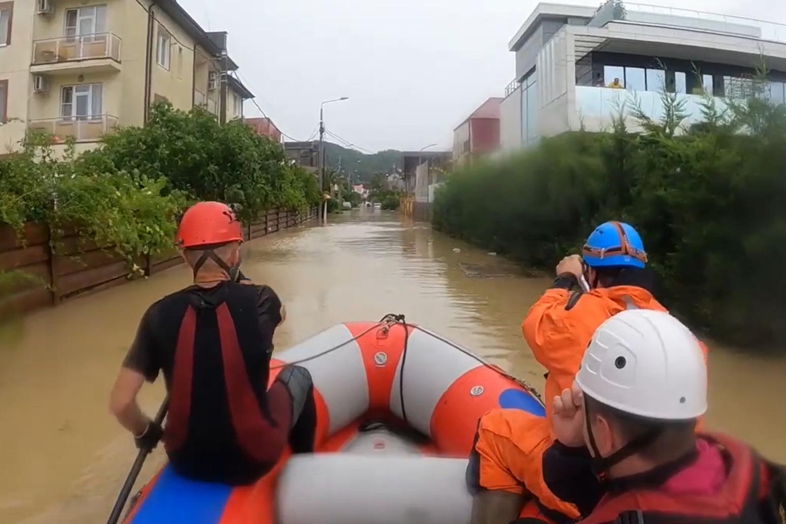 В сочи туристку унесло в море. Наводнение в Абхазии сейчас. Водолазы. Мост через реку. Абхазия ливень.