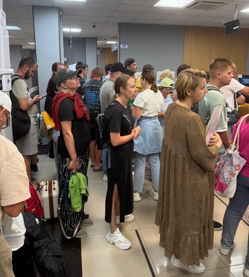 «За 7 часов ни один представитель не вышел»: тюменцы остались в аэропорту Сочи из-за аварии с самолетом