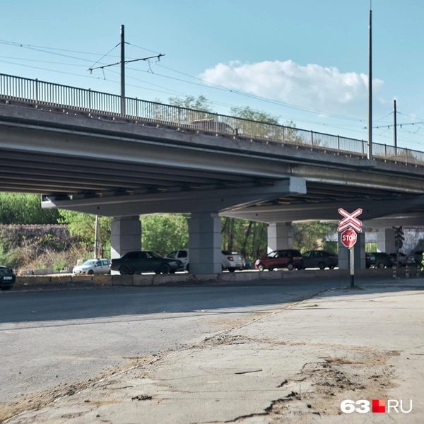 Дороги под путепроводом нуждаются в ремонте | Источник: Роман Данилкин / 63.RU