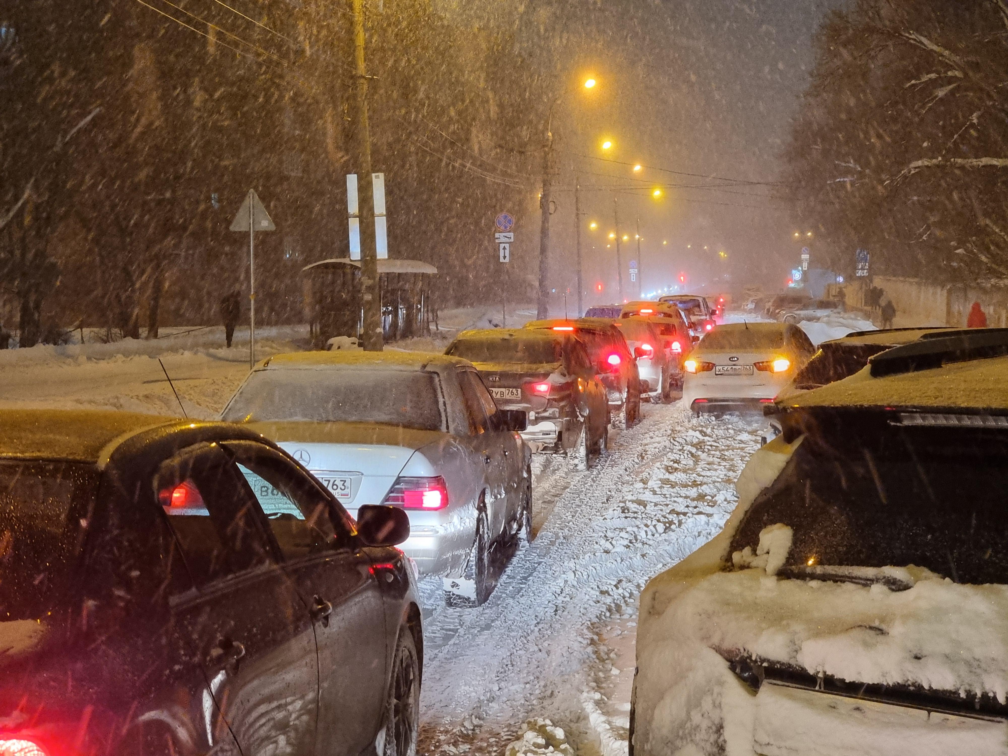 Воронеж застыл в пробках из-за снегопада и метели