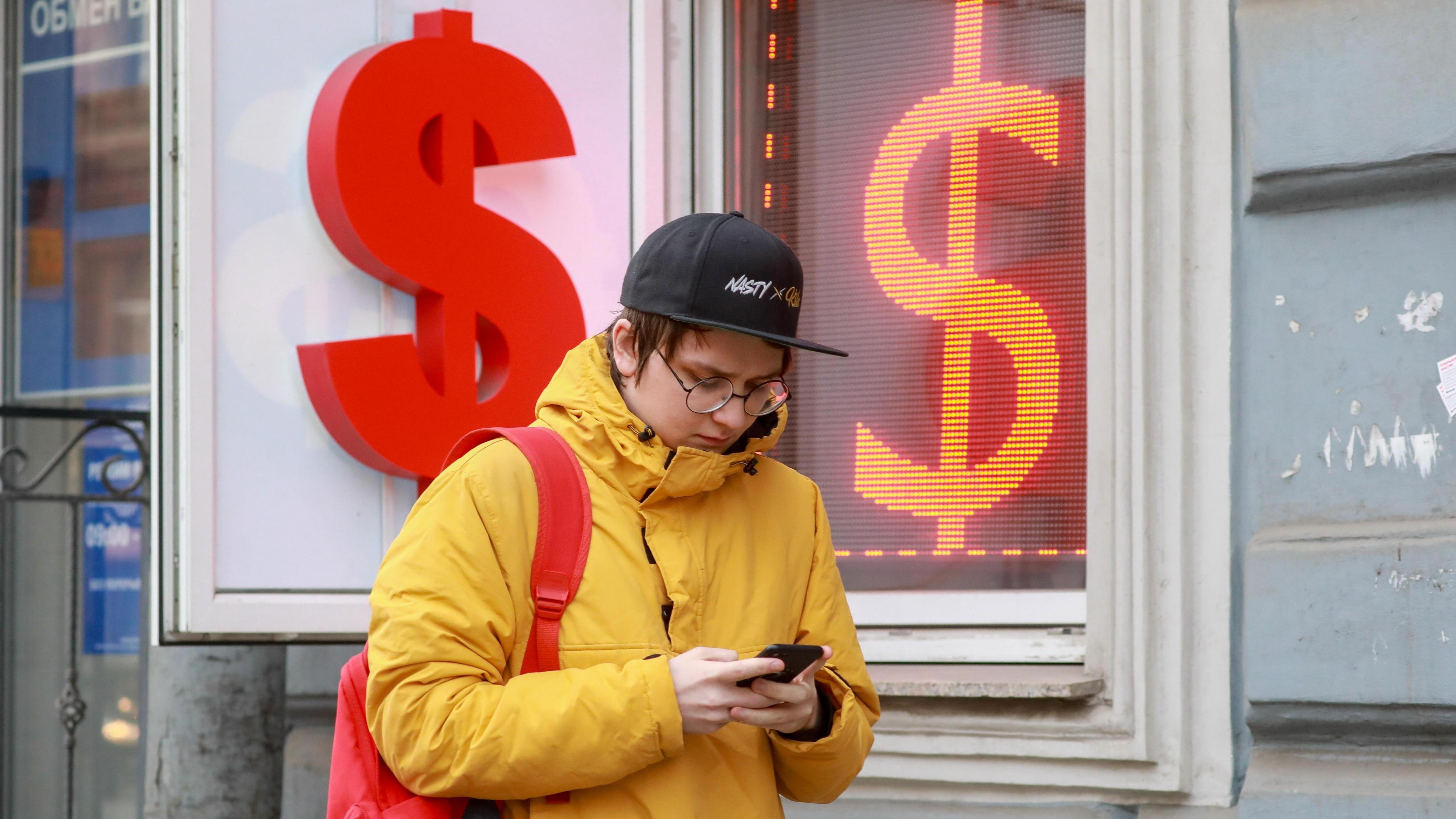 Доллар упал до рекордно низкого уровня: таких значений не было больше 2,5 года