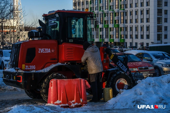Тракторист заправляет свой транспорт | Источник: Булат Салихов / UFA1.RU