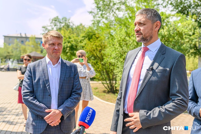 Сергей Кривощеков слева от губернатора Забайкалья Александра Осипова | Источник: Олег Фёдоров / CHITA.RU