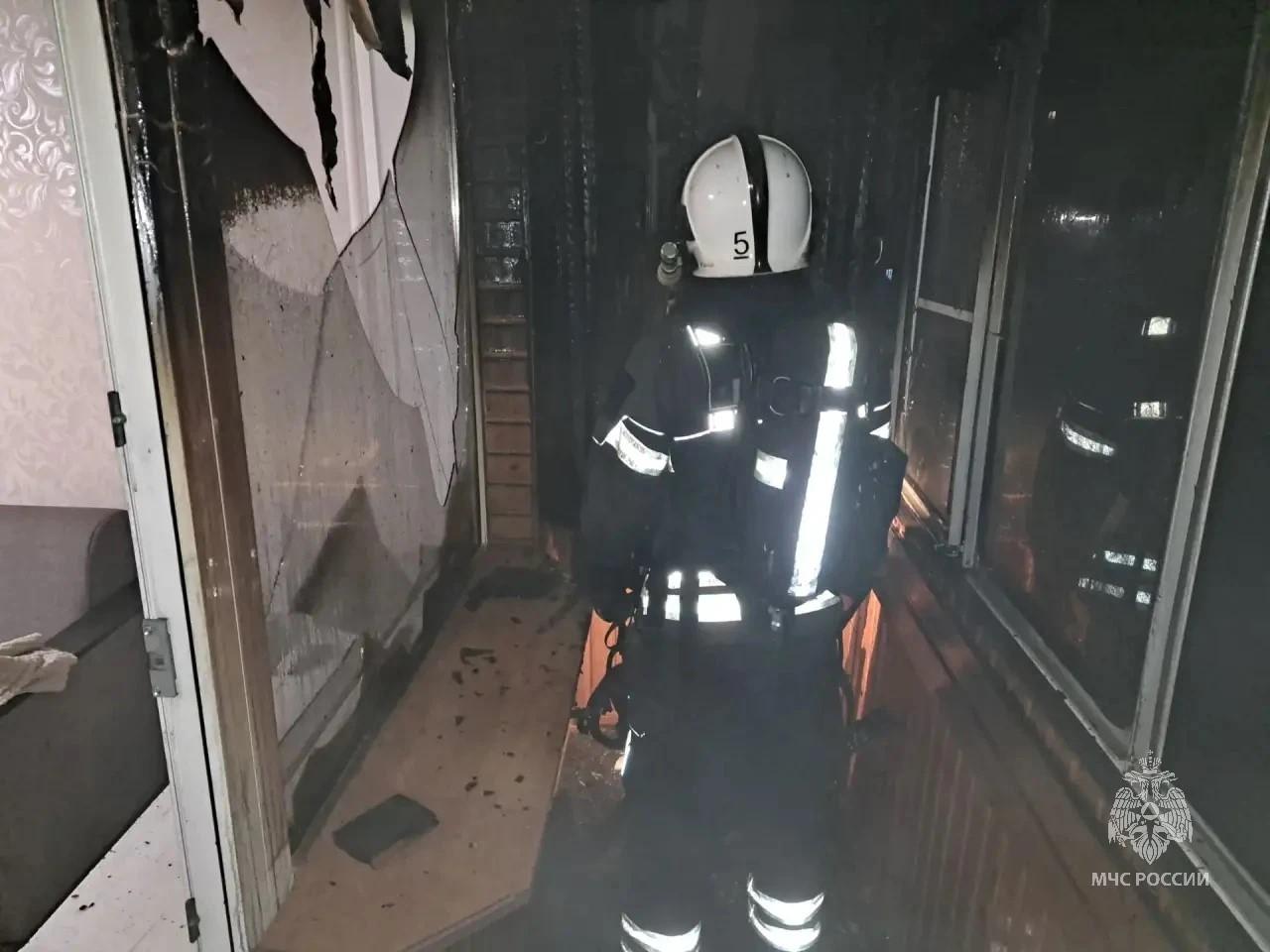 Эвакуировали 35 человек из многоэтажки: в Барнауле из горящей квартиры спасли мужчину — фото