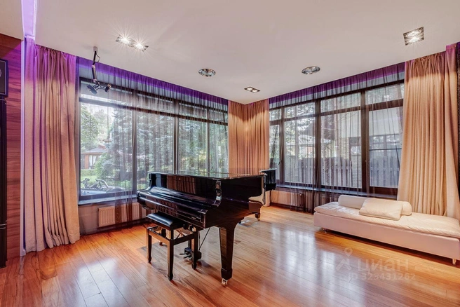 На первом этаже стоит рояль | Источник: ЦИАН
