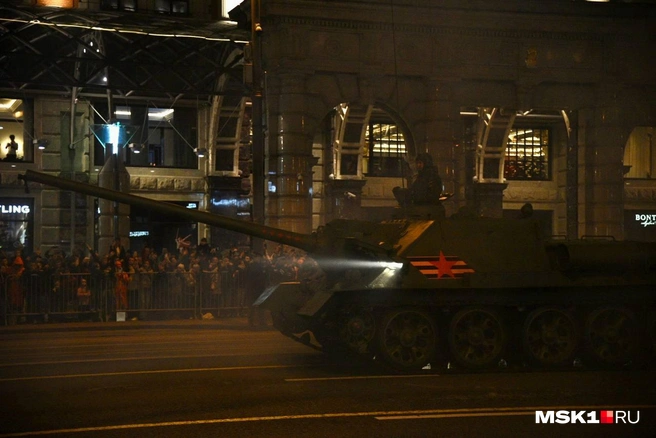 В центр стянулись толпы москвичей и туристов. Как в Москве прошла репетиция Парада Победы: фото и видео | Источник: Дарья Шутова / MSK1.RU