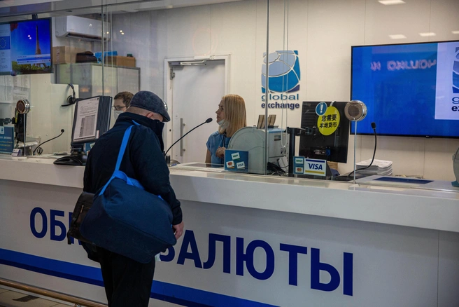 Не в каждом обменном пункте вы сможете купить необходимую валюту | Источник: Александр Ощепков / NGS.RU