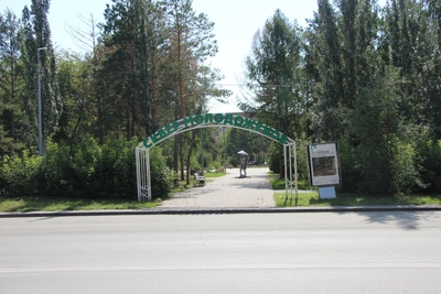 Омичи жалуются на темноту в сквере Молодоженов