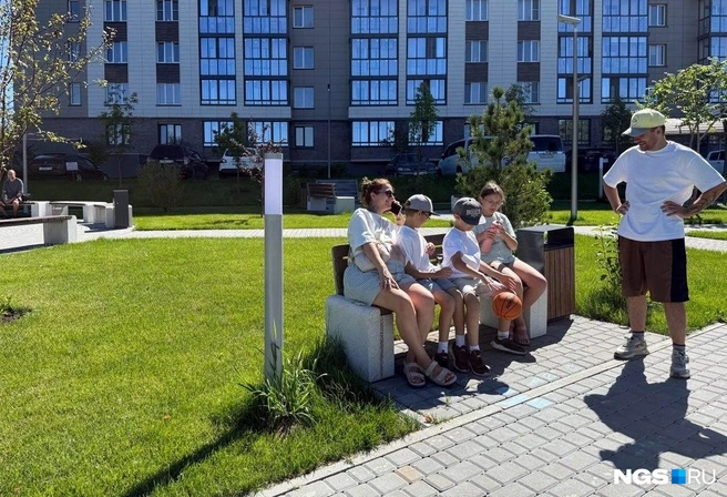 Смотреть на кортеж приходили целыми семьями | Источник: Дарья Староверова / NGS.RU