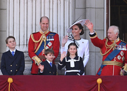 Мамина дочка: как принцесса Шарлотта копирует Кейт Миддлтон на Trooping the Colour (и это очень мило)