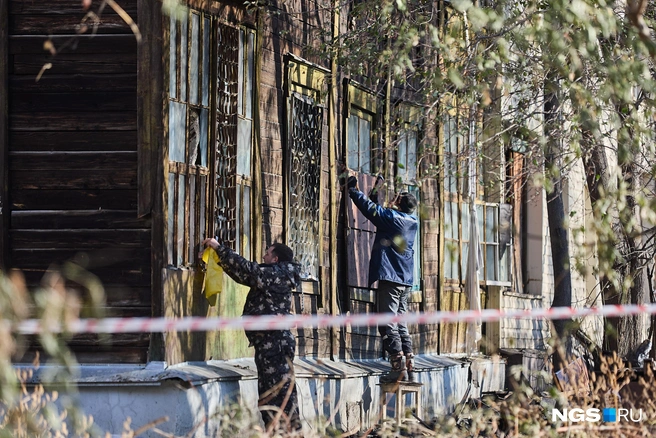В доме заколачивают окна | Источник: Александр Ощепков / NGS.RU